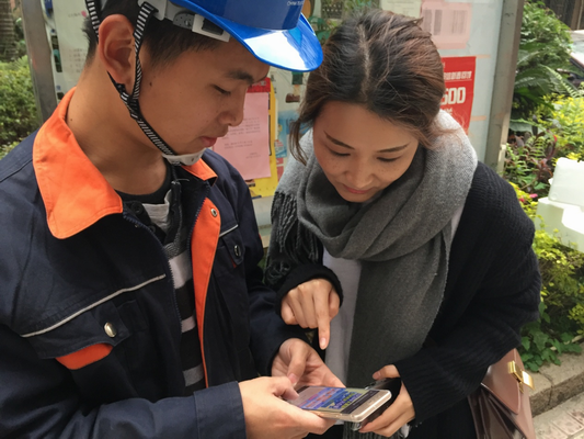 图为中国电信社区经理向用户介绍如何申请宽带“先装后付”业务